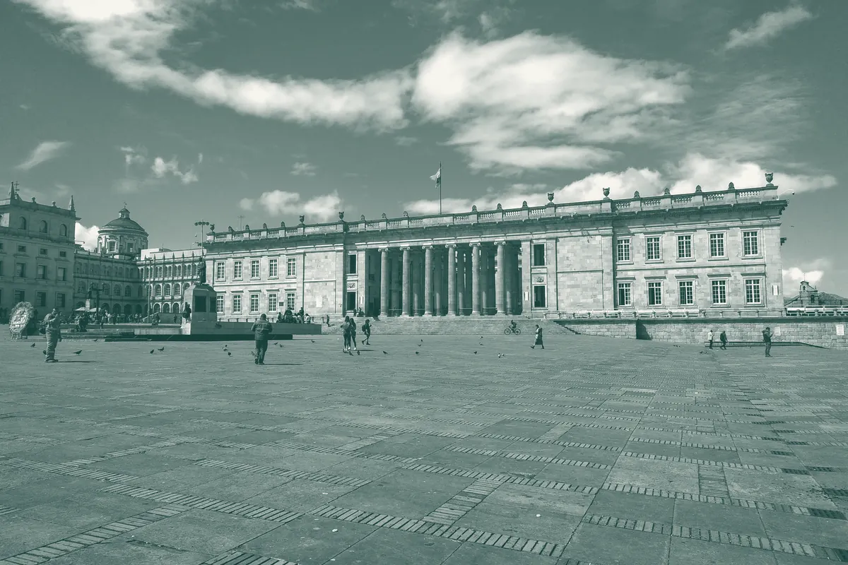 Fachada del Capitolio Nacional en la Plaza de Bolívar, Bogotá.